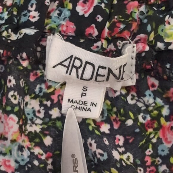 3/$20 Ardene Floral Off Shoulder Top Ruffle Flare Cropped Sleeve Size Small - Picture 10 of 11